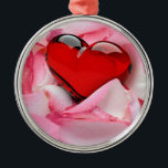 Adorno Metálico Gafas de Rosa del corazón de vidrio rojo<br><div class="desc">Ilustracion romántico y encantador con un corazón de cristal rojo sobre una cama de pétalos de rosa blancos.</div>
