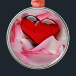 Adorno Metálico Gafas de Rosa del corazón de vidrio rojo<br><div class="desc">Ilustracion romántico y encantador con un corazón de cristal rojo sobre una cama de pétalos de rosa blancos.</div>