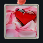 Adorno Metálico Gafas de Rosa del corazón de vidrio rojo<br><div class="desc">Ilustracion romántico y encantador con un corazón de cristal rojo sobre una cama de pétalos de rosa blancos.</div>