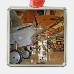 Adorno Metálico Gente visitando el Museo Nacional de Aviación Nava