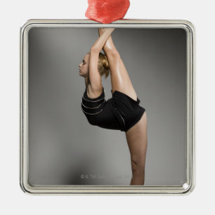 Adorno Metálico Gimnasta de sexo femenino que estira, tiro del