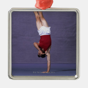 Adorno Metálico Gimnasta de sexo masculino que se realiza en el