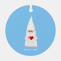 Gnomo de Navidad sosteniendo un corazón sobre azul