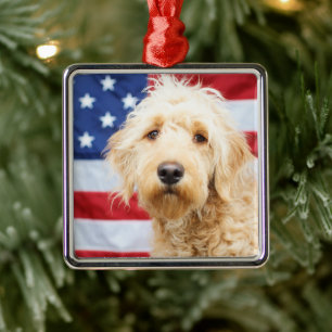 Adorno Metálico Goldendoodle con bandera estadounidense