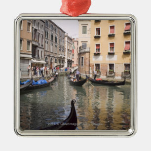 Adorno Metálico Góndolas en un canal, Venecia, Italia