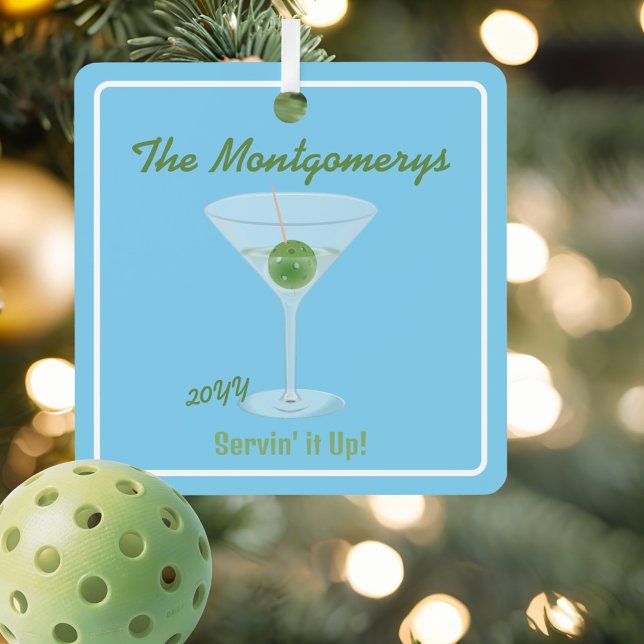 Adorno Metálico Gracioso Martini de bolas de pollo que lo sirve (Fun pickleball martini ornament personalized with your name and funny text.)