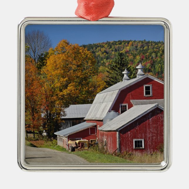 Adorno Metálico Granero y camino rurales clásicos, montaña blanca (Frente)