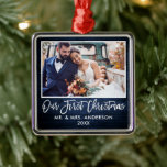 Adorno Metálico Guión de pincel Boda de madera azul nuestra primer<br><div class="desc">Guión de pincel moderno,  madera azul rústica nuestro primer ornamento de foto Boda de Navidad</div>
