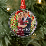 Adorno Metálico Guión de pincel Casado y Boda de fotos de moras<br><div class="desc">Guión de pincel moderno casado y Boda de fotos de moras redondo ornamento Metalizado</div>