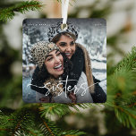 Adorno Metálico Guión Hermanas Foto Regalo Keepsake<br><div class="desc">Elegante Ornamento De Navidad De Hermana. El diseño está compuesto por una tipografía divertida y elegante con guion y tipografía sans. Simplemente nombre personalizar,  año y ¡sube una foto favorita de ti y de tu hermana!</div>