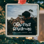 Adorno Metálico Guión moderno Nuestra primera foto boda de Navidad<br><div class="desc">Una tipografía moderna para esta colección de ornamentos fotográficos. Para personalizar con tu foto favorita. También puede cambiar fácilmente el color del tipo de letra a su gusto.</div>