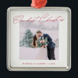 Adorno Metálico Guión moderno simple Nuestro primer Boda de Navida<br><div class="desc">Un hermoso recuerdo para celebrar tu primera Navidad como pareja casada. Este diseño presenta su foto boda favorita en un sencillo marco blanco con el titular "Nuestra primera Navidad" en letra roja moderna. Personaliza con tus nombres y años en rojo. Hace un gran regalo.</div>