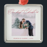 Adorno Metálico Guión moderno simple Nuestro primer Boda de Navida<br><div class="desc">Un hermoso recuerdo para celebrar tu primera Navidad como pareja casada. Este diseño presenta su foto boda favorita en un sencillo marco blanco con el titular "Nuestra primera Navidad" en letra roja moderna. Personaliza con tus nombres y años en rojo. Hace un gran regalo.</div>