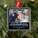 Adorno Metálico Guión rústico de brocha azul de madera casada y mo<br><div class="desc">Guión de pincel moderno,  decoración rústica de madera azul casada y adorno de foto Boda de moras</div>