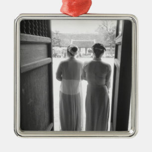 Adorno Metálico Hanoi Vietnam, Mujeres con Vestido Tradicional Tem
