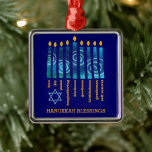 Adorno Metálico HANUKKAH Fruta del Espíritu<br><div class="desc">HANUKKAH Bendice Fruto del Ornamento Metalizado del Espíritu con TEXTO del PERSONALIZABLE, especialmente diseñado con las velas de Hanukkah y el fruto de nueve veces el Espíritu de la fe cristiana: amor, alegría, paz, sufrimiento, bondad, bondad, lealtad, autocontrol. En la esquina inferior izquierda hay una simple Estrella de David. Personaliza...</div>