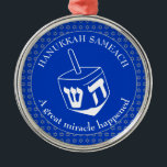Adorno Metálico HANUKKAH SAMEACH | Chanukah | Dreidel<br><div class="desc">Elegante adorno de HANUKKAH SAMEACH con la estrella de David de color plateado falso en un patrón de baldosas y un gran dreidel blanco en el centro. El color de fondo es el azul cobalto. El texto dice HANUKKAH SAMEACH en la parte superior y UN GRAN MILAGRO SUCEDIÓ en la...</div>