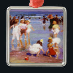 Adorno Metálico Happy Days at the Beach (por E.H. Potthast)<br><div class="desc">Este diseño presenta un cuadro del pintor impresionista estadounidense Edward Henry Potthast (1857-1927). En la playa hay una gran multitud de niños que se divierten en verano. Algunos niños caminan en aguas poco profundas, mientras otros nadan más lejos del mar. En primer plano, algunos jóvenes chicas parecen estar construyendo un...</div>