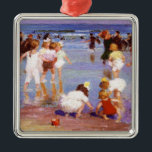 Adorno Metálico Happy Days at the Beach (por E.H. Potthast)<br><div class="desc">Este diseño presenta un cuadro del pintor impresionista estadounidense Edward Henry Potthast (1857-1927). En la playa hay una gran multitud de niños que se divierten en verano. Algunos niños caminan en aguas poco profundas, mientras otros nadan más lejos del mar. En primer plano, algunos jóvenes chicas parecen estar construyendo un...</div>