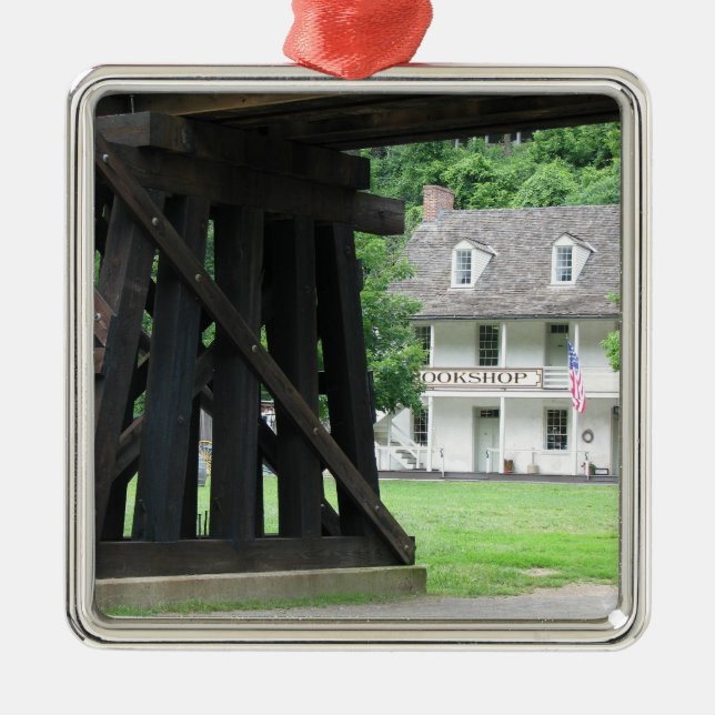 Adorno Metálico Harpers Ferry WV Bookstore & Railroad Ornament (Frente)