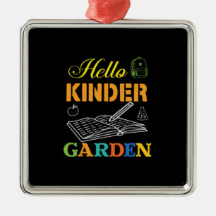 Adorno Metálico Hello Kinder Garden