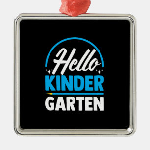 Adorno Metálico Hello Kinder Garten