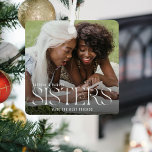 Adorno Metálico Hermanas hacen foto de los mejores amigos<br><div class="desc">Sencilla hermana se queda con el adorno completo de navidad de fotos. Con una fotografía de usted y de su hermana,  el texto 'HERMANAS hacen los mejores amigos' en elegante tipografía blanca,  nombre/s de los hermanos.</div>