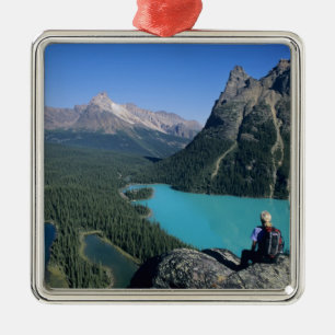 Adorno Metálico Hiker domina el lago de color turquesa