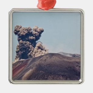 Adorno Metálico Humo escapando del volcán activo Anak Krakatau