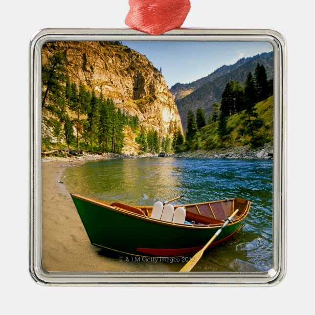 Adorno Metálico IDAHO, barco de pesca en una playa arenosa en (Frente)