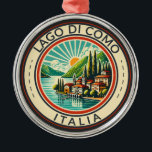 Adorno Metálico Ilustracion Lago de Como Italia<br><div class="desc">Diseño artístico vectorial del lago Como. El lago de Como,  en la región lombarda del norte de Italia,  es una zona turística de gama alta conocida por su espectacular paisaje,  situado a los pies de los Alpes.</div>