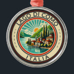 Adorno Metálico Ilustracion Lago de Como Italia<br><div class="desc">Diseño artístico vectorial del lago Como. El lago de Como,  en la región lombarda del norte de Italia,  es una zona turística de gama alta conocida por su espectacular paisaje,  situado a los pies de los Alpes.</div>