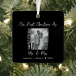 Adorno Metálico Imagen personalizada Nuestra primera Navidad casad<br><div class="desc">Celebra tu primera Navidad como pareja casada con nuestra imagen personalizada Nuestro primer adorno Metalizado casado de Navidad. Este elegante ornamento presenta un diseño moderno y minimalista, perfecto para parejas que aprecian una estética limpia y sencilla. Diseñado a partir de un metalizado duradero, está diseñado para durar como un preciado...</div>