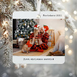 Adorno Metálico Imagen personalizada Nuestra primera Navidad casad<br><div class="desc">Celebra tu primera temporada navideña como pareja casada con la imagen personalizada Nuestro primer adorno Metalizado casado de Navidad. Este elegante keepsake presenta su foto favorita de la pareja, lo que hace que sea una manera sincera de honrar su condición de recién casados. El diseño blanco y negro, elegante y...</div>