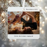 Adorno Metálico Imagen personalizada Nuestra primera Navidad invol<br><div class="desc">Conmemorar una festividad histórica con la imagen personalizada Nuestro primer adorno Metalizado de Navidad comprometido. Este adorno fotográfico de pareja es la manera perfecta de capturar tu compromiso y celebrar tu primera Navidad juntos. Con una moderna estética minimalista en blanco y negro, este adorno exhibe elegantemente su foto favorita con...</div>