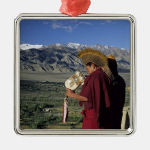 Adorno Metálico India, Ladakh, Thikse. Monje budista sopla