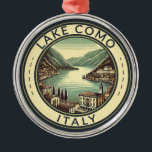 Adorno Metálico Insignia de arte de viaje del Ilustracion Como Ita<br><div class="desc">Diseño artístico del lago Como. El lago de Como,  en la región lombarda del norte de Italia,  es una zona turística de gama alta conocida por su espectacular paisaje,  situado a los pies de los Alpes.</div>