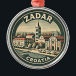 Adorno Metálico Insignia de arte de viajes de Ilustracion de Croac<br><div class="desc">Diseño de viaje vectorial retro de Zadar. Zadar,  una ciudad de la costa dálmata de Croacia,  es conocida por las ruinas romanas y venecianas de su casco antiguo peninsular.</div>