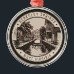 Adorno Metálico Insignia de Ilustracion de Berkeley Springs West V<br><div class="desc">Diseño de viaje vector retro Berkeley Springs. Ubicada en las montañas de Virginia Occidental,  Berkeley Springs ha atraído a los visitantes a sus manantiales naturales y a su cultura artística única.</div>