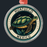 Adorno Metálico Insignia de tortuga de Huatulco México<br><div class="desc">Diseño de arte vector Huatulco. Es conocido por extenderse por las ruinas prehispánicas en el cercano Parque Eco-Arqueológico Copalita,  que incluye un centro ceremonial con un gran templo de piedra y una cancha de balón.</div>
