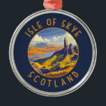Adorno Metálico Isla de Skye Escocia Círculo de angustia retro<br><div class="desc">Diseño de viaje vectorial retro de la Isla de Skye. La isla de Skye,  conectada en puente con la costa noroeste de Escocia,  es conocida por sus paisajes de escarpado,  sus pintorescos pueblos pesqueros y sus castillos medievales.</div>