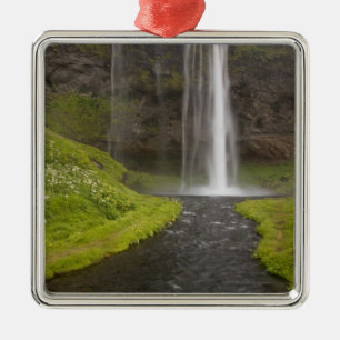 Adorno Metálico Islandia. Gente en camino detrás de Seljalandsfoss