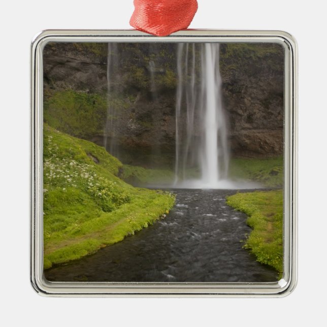 Adorno Metálico Islandia. Gente en camino detrás de Seljalandsfoss (Frente)