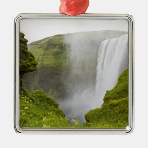 Adorno Metálico Islandia. La cascada de Skogarfoss se precipita so