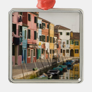 Adorno Metálico Italia, Burano. Casas coloridas alineadas