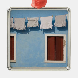 Adorno Metálico Italia, Burano. Ropa tendida y ventanas a lo largo