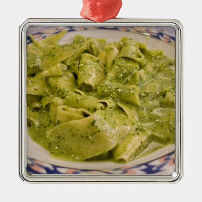 Adorno Metálico Italia, Camogli. Platos de pasta con pesto (Frente)