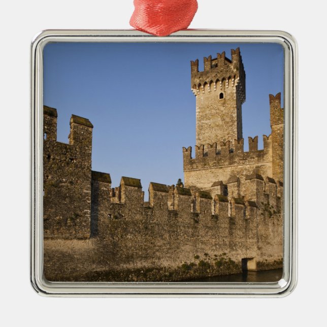 Adorno Metálico Italia, Provincia de Brescia, Sirmione. Castello (Frente)