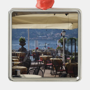 Adorno Metálico Italia, provincia de Como, Bellagio. Café junto al