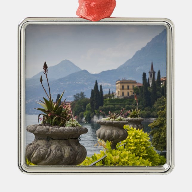 Adorno Metálico Italia, provincia de Lecco, Varenna. Villa Monaste (Frente)